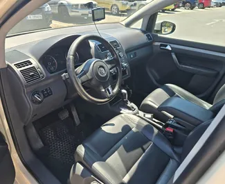 일일 200km의 주행 제한이 있는 부르가스에서에서 대여 가능한 Volkswagen Touran 2015.