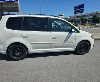 불가리아에서에서 대여하는 Volkswagen Touran 2015 차량, 특징: ✓디젤 연료 및 110마력 ➤ 하루 18 EUR부터 시작.