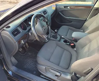 Volkswagen Jetta vuokraus. Taloudellinen, Mukavuus auto vuokrattavana Bulgariassa ✓ Vakuusmaksu 100 EUR ✓ Vakuutusvaihtoehdot: TPL, CDW, SCDW, FDW, Varkaus, Ulkomailla, Nuori, Ei talletusta.