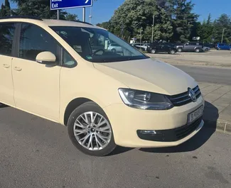 Interiøret til Volkswagen Sharan til leie i Bulgaria. En flott 7-seters bil med Automatisk-gir.