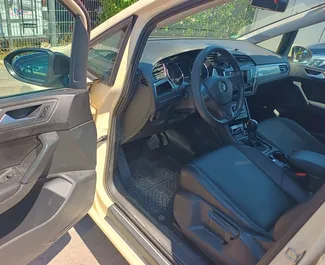 Арендуйте Volkswagen Touran 2018 в Болгарии. Топливо: Дизель. Мощность: 110 л.с. ➤ Стоимость от 19 EUR в сутки.