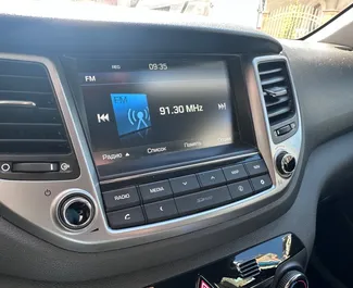 Interiøret til Hyundai Tucson til leie i Bulgaria. En flott 5-seters bil med Automatisk-gir.