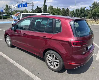 Sprednji pogled najetega avtomobila Volkswagen Golf Sportsvan v v Burgasu, Bolgarija ✓ Avtomobil #14577. ✓ Menjalnik Samodejno TM ✓ Mnenja 1.