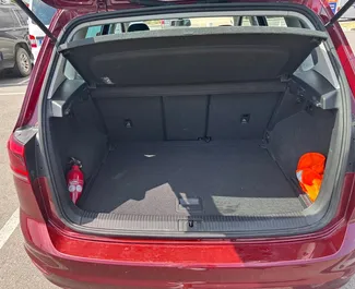 Volkswagen Golf Sportsvan 2021 na voljo za najem v v Burgasu, z omejitvijo prevoženih kilometrov 200 km/dan.