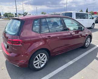 Notranjost Volkswagen Golf Sportsvan za najem v v Bolgariji. Odličen avtomobil s 5 sedeži in Samodejno menjalnikom.