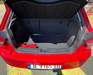 Interior do SEAT Ibiza para aluguer na Bulgária. Um excelente carro de 5 lugares com transmissão Automático.