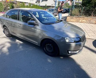 ブルガスにてでのレンタル用Skoda Rapid 2018のガソリン 1.2Lエンジン。