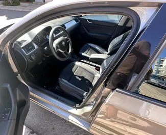 ブルガリアにてでのSkoda Rapid 2018カーレンタル、特徴は✓ガソリン燃料と90馬力 ➤ 1日あたり13 EURからスタート。