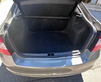 ブルガスにて、ブルガリアにてでのSkoda Rapid #1649 自動カーレンタル、1.2Lエンジン搭載 ➤ ニコライから。