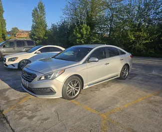 Frontvisning av en leiebil Hyundai Sonata i Kutaisi, Georgia ✓ Bil #14468. ✓ Automatisk TM ✓ 0 anmeldelser.