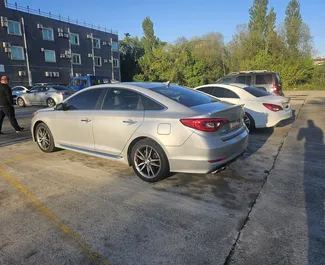 Bilutleie av Hyundai Sonata 2016 i i Georgia, inkluderer ✓ Bensin drivstoff og  hestekrefter ➤ Starter fra 100 GEL per dag.
