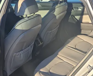 Interiøret til Hyundai Sonata til leie i Georgia. En flott 5-seters bil med Automatisk-gir.