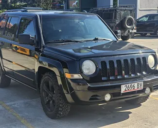 Framvy av en hyrbil Jeep Patriot i Kutaisi, Georgien ✓ Bil #14471. ✓ Växellåda Automatisk TM ✓ 0 recensioner.