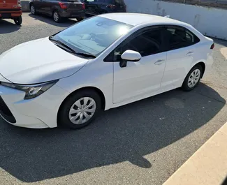 Aluguel de carro Toyota Corolla Sedan 2024 em Chipre, com ✓ combustível Híbrido e 145 cavalos de potência ➤ A partir de 35 EUR por dia.