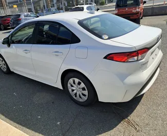 Vista frontal de um aluguel Toyota Corolla Sedan em Limassol, Chipre ✓ Carro #14488. ✓ Transmissão Automático TM ✓ 0 avaliações.