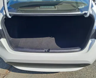 Interior do Toyota Corolla Sedan para aluguer em Chipre. Um excelente carro de 5 lugares com transmissão Automático.