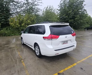 Přední pohled na pronájem Toyota Sienna v Kutaisi, Georgia ✓ Auto č. 14473. ✓ Převodovka Automatické TM ✓ Recenze 0.