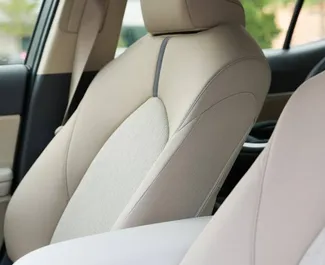 Biluthyrning av Toyota Camry 2024 i i Förenade Arabemiraten, med funktioner som ✓ Bensin bränsle och 180 hästkrafter ➤ Från 114 AED per dag.