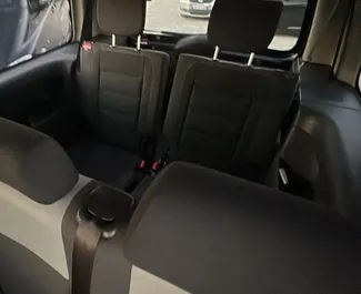 Interior de Volkswagen Caddy Maxi para alquilar en Albania. Un gran coche de 7 plazas con transmisión Automático.