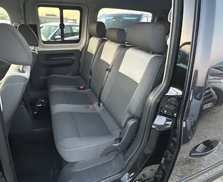 Motor Diesel de 1,6L de Volkswagen Caddy Maxi 2015 para alquilar en en el aeropuerto de Tirana.