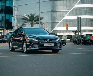 Vista frontal de un Toyota Camry de alquiler en Dubai, EAU ✓ Coche n.º 14498. ✓ Automático TM ✓ 0 opiniones.