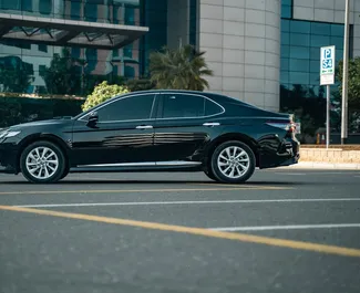 Alquiler de coches Toyota Camry 2023 en los EAU, con ✓ combustible de Gasolina y 320 caballos de fuerza ➤ Desde 180 AED por día.