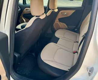 조지아에서에서 대여 가능한 Jeep Renegade의 인테리어. 자동 변속기가 장착된 멋진 5인승 차량입니다.