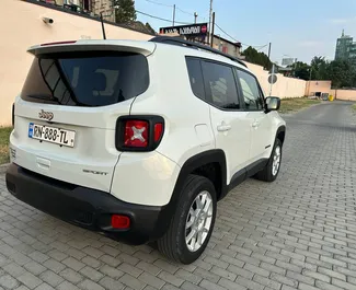 트빌리시에서에서 사용 가능한 전면 드라이브 시스템이 장착된 Jeep Renegade 2019.