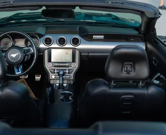 Ford Mustang Cabrio salono nuoma Gruzijoje. Puikus 4 sėdimų vietų automobilis su Automatinis pavarų dėže.