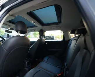Mini Countryman Cooper sisätila vuokrattavana Georgiassa. Erinomainen 5-paikkainen auto Automaattinen-vaihteistolla.