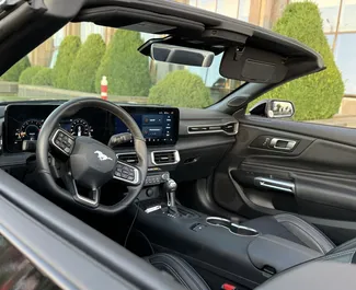 Εσωτερικό του Ford Mustang Cabrio προς ενοικίαση στη Γεωργία. Ένα εξαιρετικό αυτοκίνητο 4-θέσεων με κιβώτιο ταχυτήτων Αυτόματο.