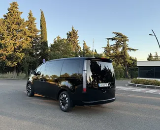 A Hyundai Staria beltere bérlésre Grúziában. Nagyszerű 7-üléses autó Automatikus váltóval.