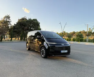 Hyundai Staria 2025 autóbérlés Grúziában, jellemzők ✓ Dízel üzemanyag és 177 lóerő ➤ Napi 330 GEL-tól kezdődően.