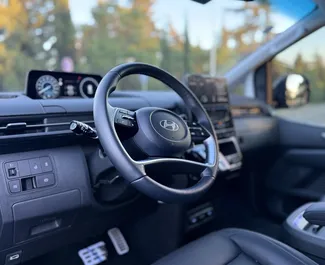 Dízel 2,2L motor a Hyundai Staria 2025 modellhez bérlésre Tbilisziben.