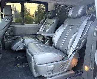 Hyundai Staria 2025 bérelhető Tbilisziben, 250 km/nap kilométeres határral.