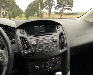 Ford Focus sisätila vuokrattavana Georgiassa. Erinomainen 5-paikkainen auto Automaattinen-vaihteistolla.