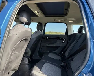داخلية Mini Countryman Cooper S للإيجار في في جورجيا. سيارة رائعة بـ 5 مقاعد وناقل حركة أوتوماتيكي.