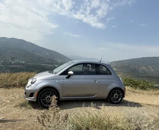 داخلية Fiat 500 للإيجار في في جورجيا. سيارة رائعة بـ 4 مقاعد وناقل حركة أوتوماتيكي.