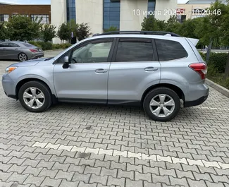 トビリシにてでのレンタル用Subaru Forester 2015のガソリン 2.5Lエンジン。