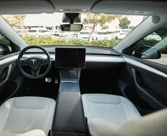 Tesla Model Y – Long Range 2023 для аренды в Дубае. Лимит пробега 250 км/день.