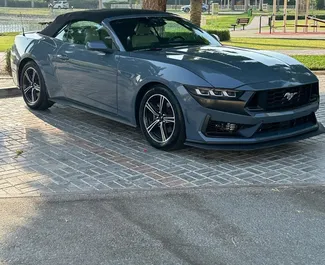 Bensin 2,3L motor i Ford Mustang Cabrio 2025 för uthyrning i Dubai.