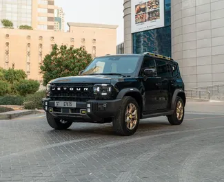 Framvy av en hyrbil Jetour T2 i Dubai, Förenade Arabemiraten ✓ Bil #14519. ✓ Växellåda Automatisk TM ✓ 0 recensioner.
