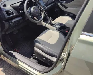 Interiören av Subaru Forester för uthyrning i Georgien. En fantastisk 5-sitsig bil med en Automatisk växellåda.