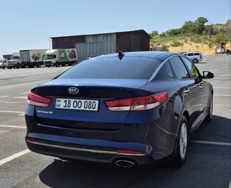 Interiér Kia Optima k pronájmu v Arménii. Skvělé auto s 4 sedadly a převodovkou Automatické.