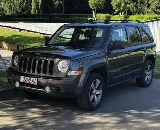 Μπροστινή όψη ενοικιαζόμενου Jeep Patriot στην Τιφλίδα, Γεωργία ✓ Αριθμός αυτοκινήτου #14681. ✓ Κιβώτιο ταχυτήτων Αυτόματο TM ✓ 0 κριτικές.