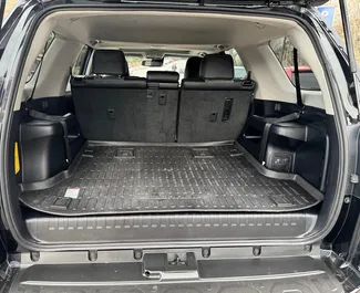 Toyota 4 Runner 2024 搭载 All wheel drive 系统，在第比利斯 可用。