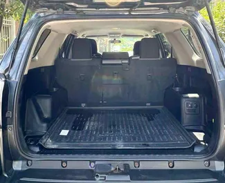Toyota 4 Runner 2018 διαθέσιμο για ενοικίαση στην Τιφλίδα, με όριο χιλιομέτρων απεριόριστο.