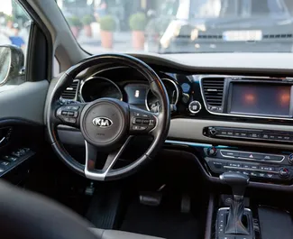 Арендуйте Kia Sedona 2017 в Грузии. Топливо: Бензин. Мощность: 276 л.с. ➤ Стоимость от 205 GEL в сутки.
