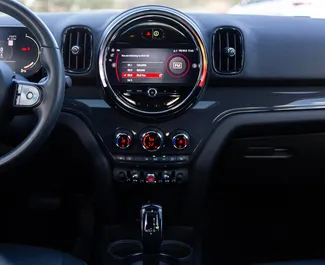 Mini Countryman Cooper 2021 autóbérlés Grúziában, jellemzők ✓ Benzin üzemanyag és 136 lóerő ➤ Napi 135 GEL-tól kezdődően.