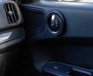 A Mini Countryman Cooper beltere bérlésre Grúziában. Nagyszerű 5-üléses autó Automatikus váltóval.